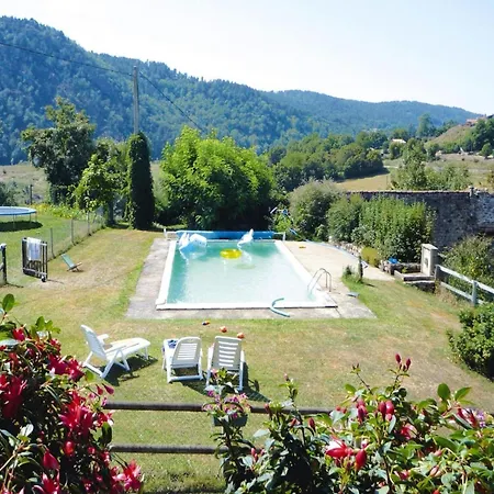 Rural Pool Retreat In The Hills *